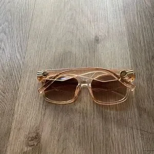 Le Specs | Accessories | Le Specs Shell Schocked Pink  display picture 1